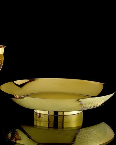 Hostienschale mit gravierter �hrensymbolik
