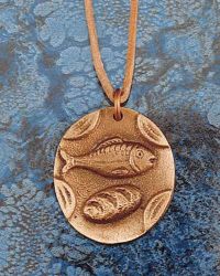 Bronzeplakette mit Lederkordel