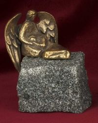 Engel auf Granitstein, 9 cm hoch