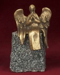 Betender Engel auf Granitstein, 9 cm hoch