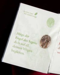 Engelsrelief auf Blisterkarte