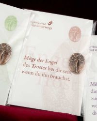 Engel des Trostes mit Karte