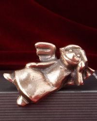 Engel aus Bronze liegend, 5,5 cm