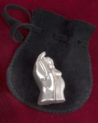 Miniatur „Sch�tzende Hand“ aus Edelmetall, 4,5 cm