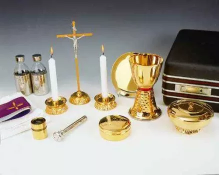 Messkoffer 46 x 35 x 16 cm mit liturgischen Geräten