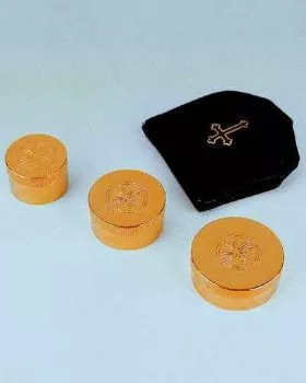 Ölgefäß vergoldet im Etui mit Kreuzgravur 3 cm Ø