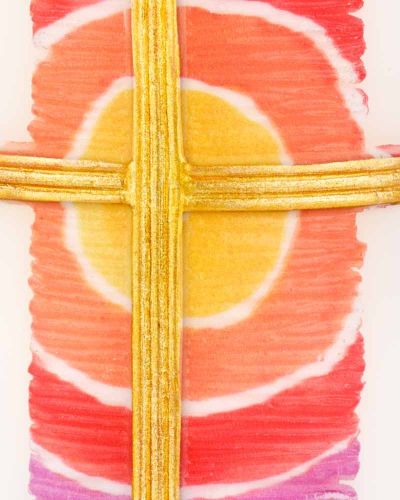 Preview: Osterkerze 150 x 60 mm A+O Applikation farbig Goldkreuz