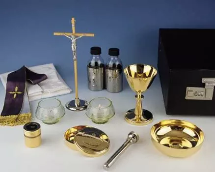 Messkoffer 45 x 35 x 12 cm mit liturgischen Geräten
