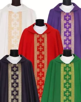 5 Messgewänder mit Kreuzstab in den liturgischen Farben