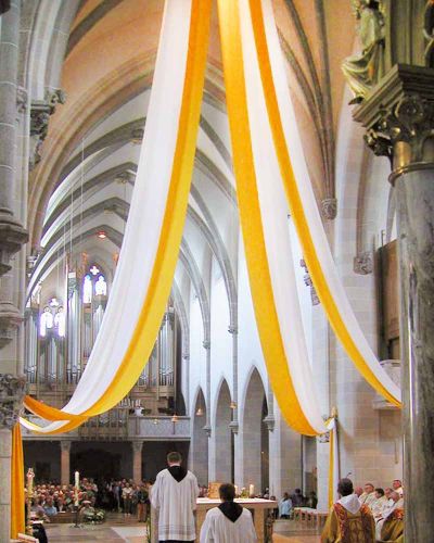 Fahnenband gelb & weiß Polyester 75-150 cm breit