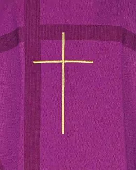 Kasel violett mit gestickten Goldkreuz und Rundkragen