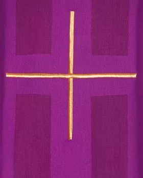 Kasel violett, mit Rundkragen gold gesticktes Kreuz