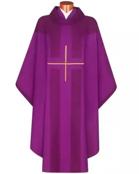 Kasel violett, mit Rundkragen gold gesticktes Kreuz