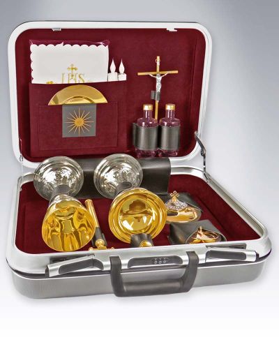 Messkoffer mit Kelch, Hostiendose, Ziborium, Kreuz