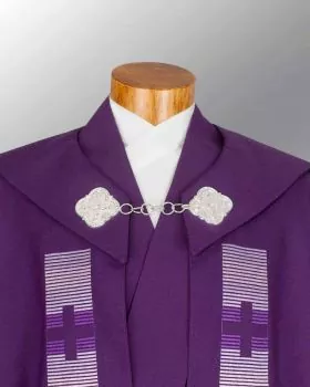 Rauchmantel violett mit Stola Kreuzstab gestickt