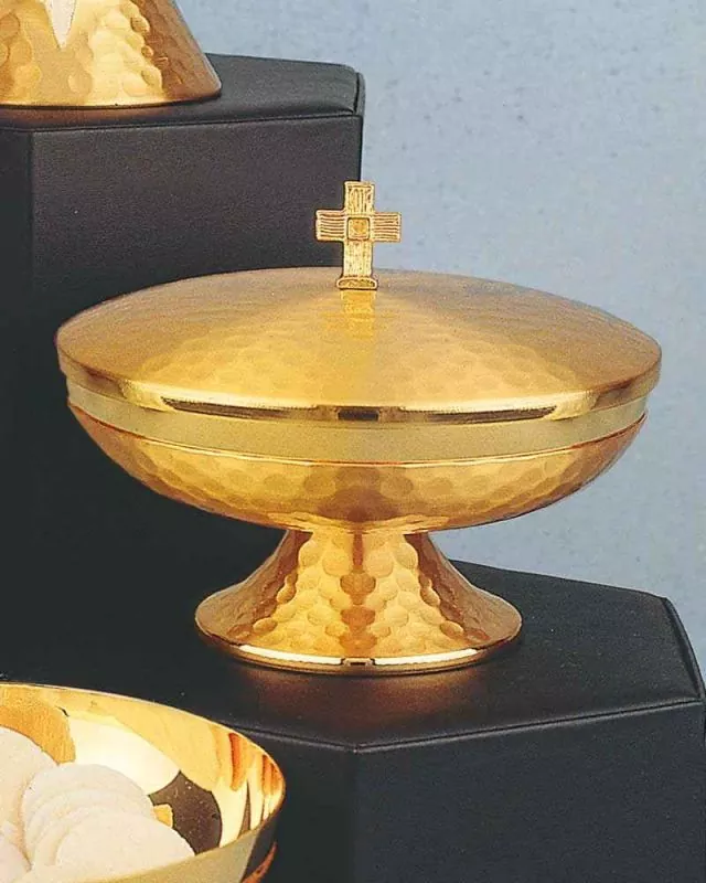 Ziborium mit Deckel vergoldet 12 cm Ø matt, gehämmert