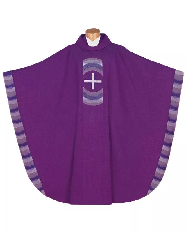 Kasel violett mit Kragen und gesticktem Kreuzsymbol