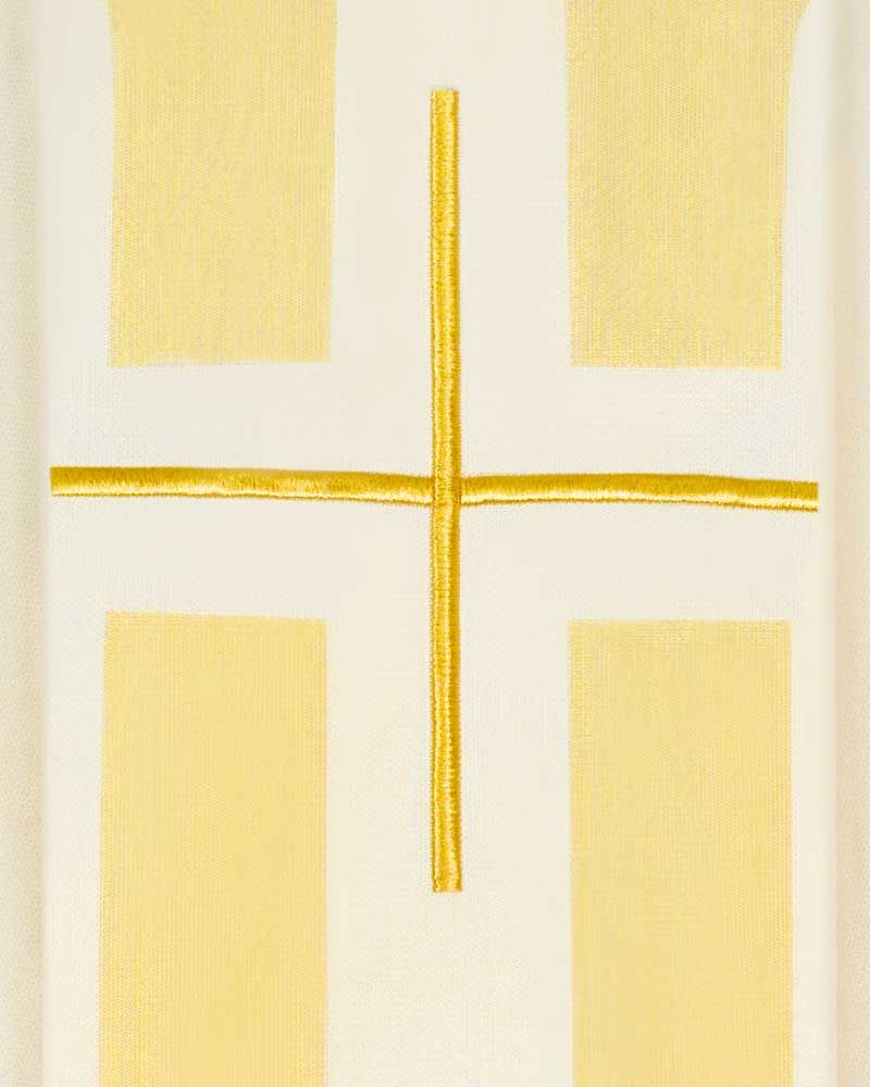 Kasel weiß, mit Rundkragen gold gesticktes Kreuz