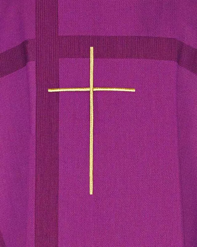 Kasel violett mit gestickten Goldkreuz und Rundkragen