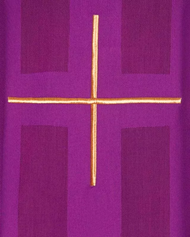 Kasel violett, mit Rundkragen gold gesticktes Kreuz