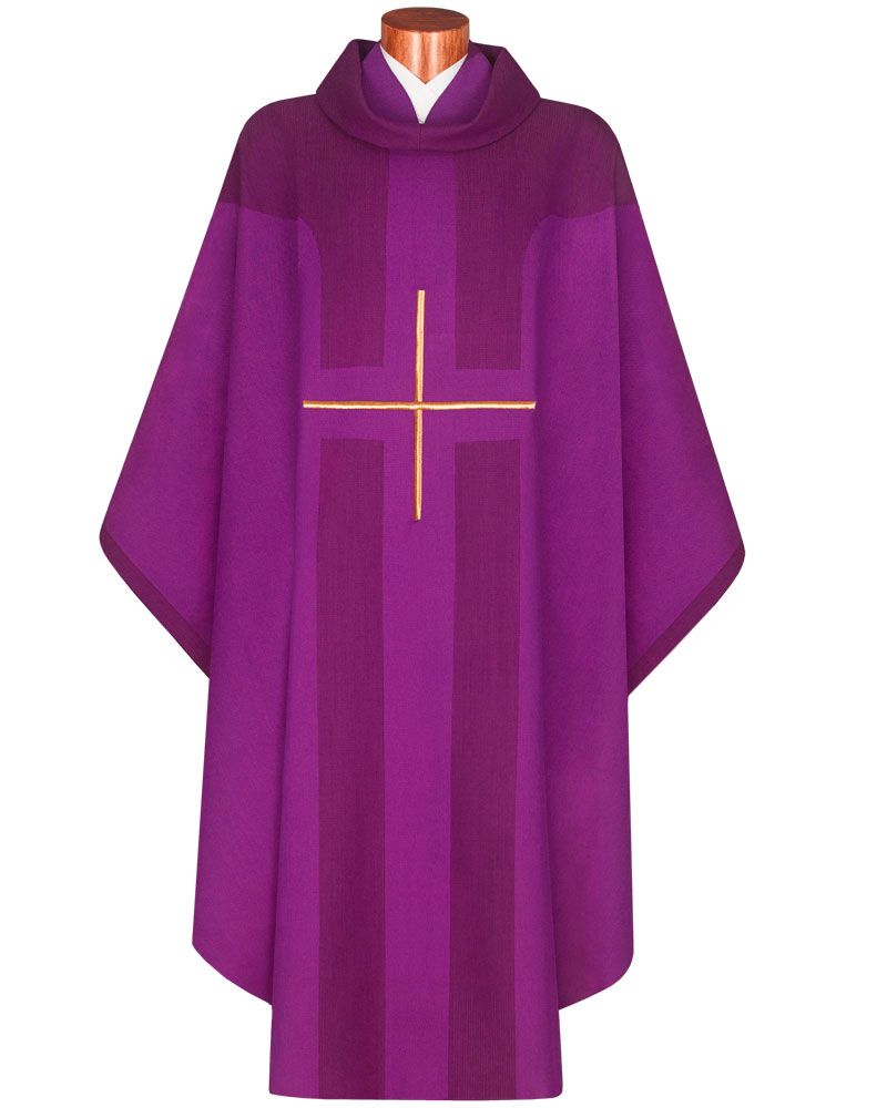 Kasel violett, mit Rundkragen gold gesticktes Kreuz