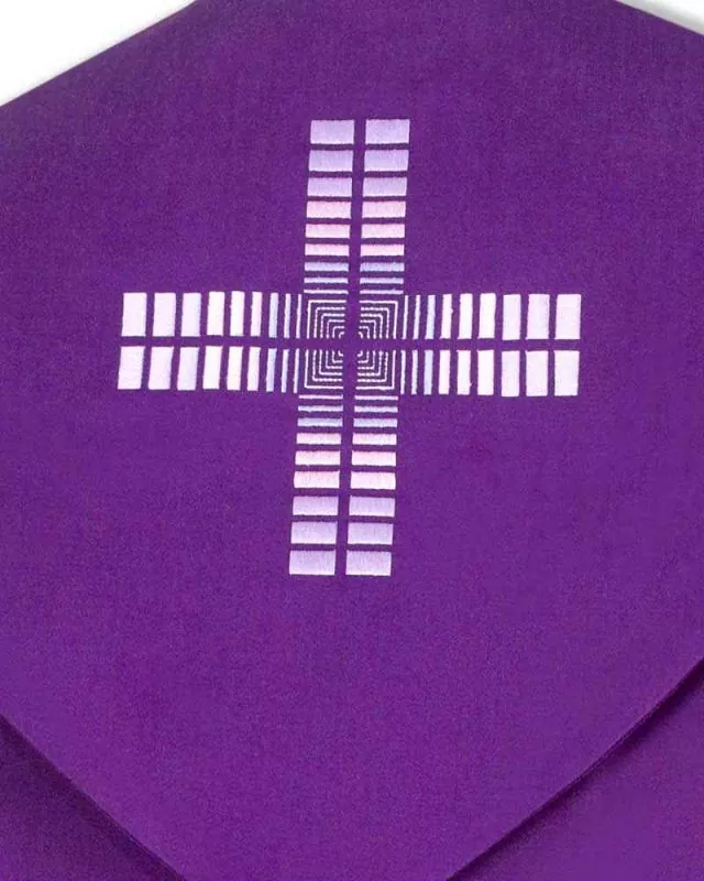 Rauchmantel violett mit gesticktem Kreuzstab