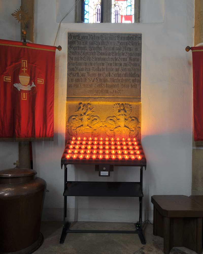 LED Opferlichttisch Stahl, grau mit 30 rubinroten LED Kerzen