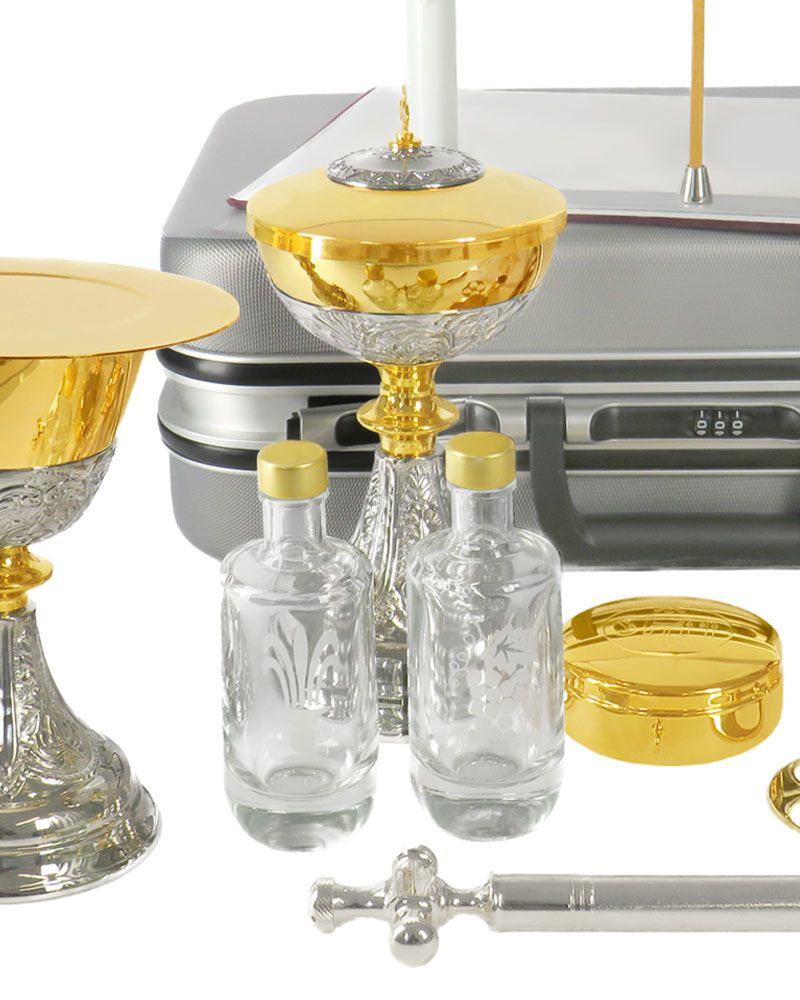 Messkoffer mit Kelch, Hostiendose, Ziborium, Kreuz