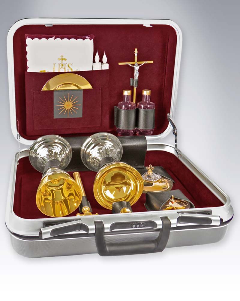 Messkoffer mit Kelch, Hostiendose, Ziborium, Kreuz
