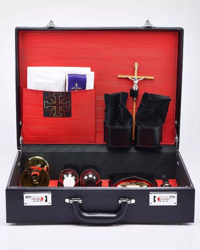 Messkoffer 45 x 35 x 12 cm mit liturgischen Geräten