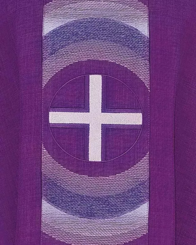Kasel violett mit Kragen und gesticktem Kreuzsymbol