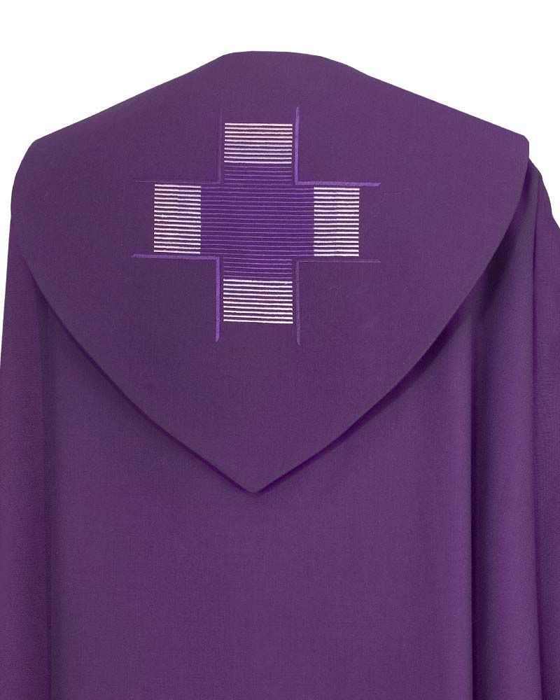 Rauchmantel violett mit Stola Kreuzstab gestickt