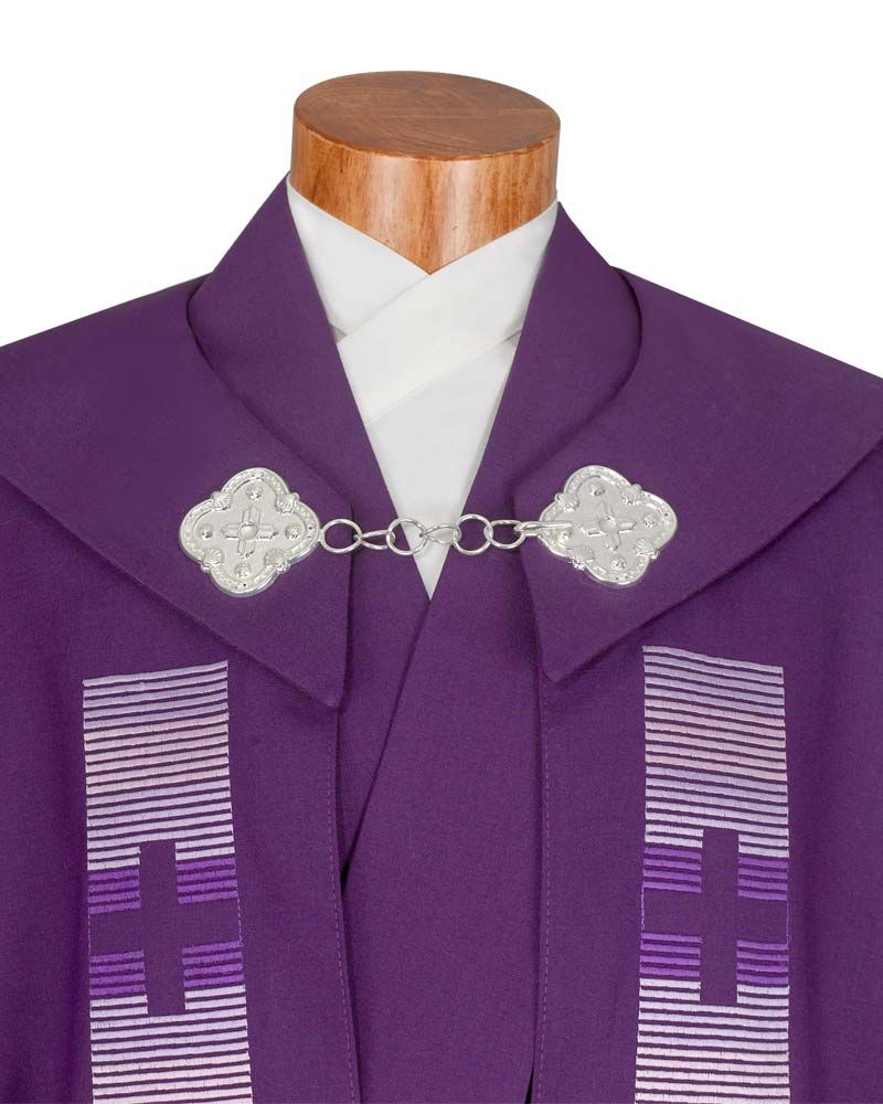 Rauchmantel violett mit Stola Kreuzstab gestickt