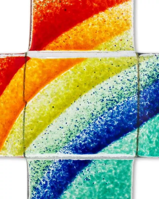 Glaskreuz Regenbogen mit Teelichthalterung 11 x 8 cm