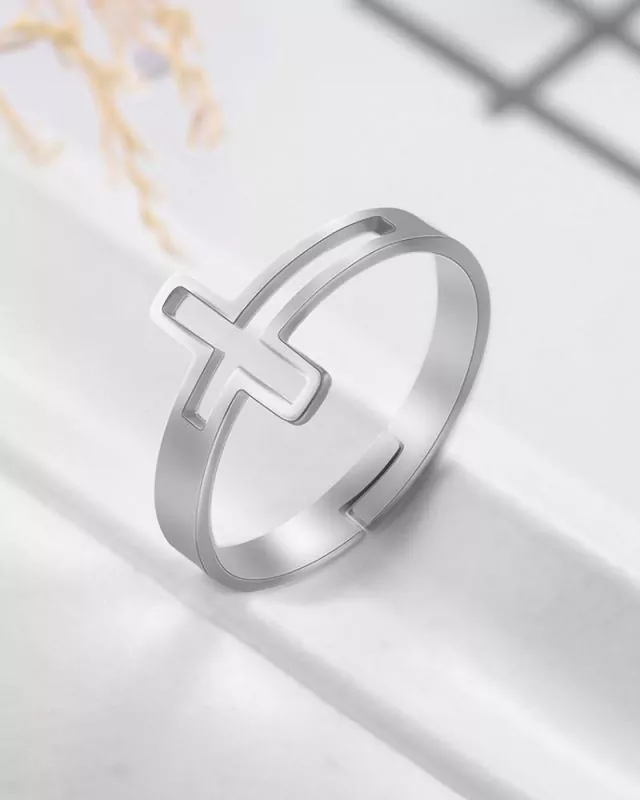 Ring mit filigranem Kreuz Design durchbrochen