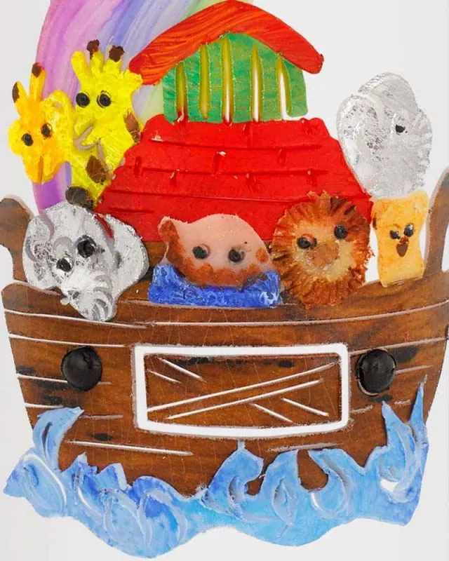 Taufkerze Arche Noah mit Regenbogen 265 x 60 mm Taufkerze Arche Noah mit Regenbogen 265 x 60 mm